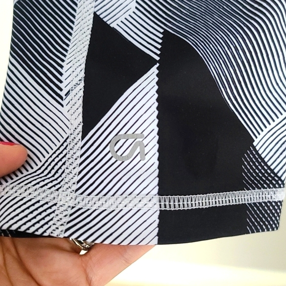 Gap Fit Active Wear Printed Capri Leggings - Picture 3 of 6